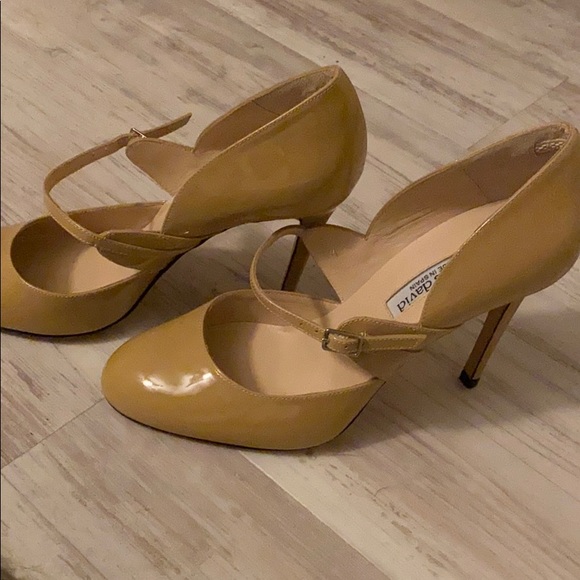 Classic Beautiful Neutral Heels - Picture 2 of 4